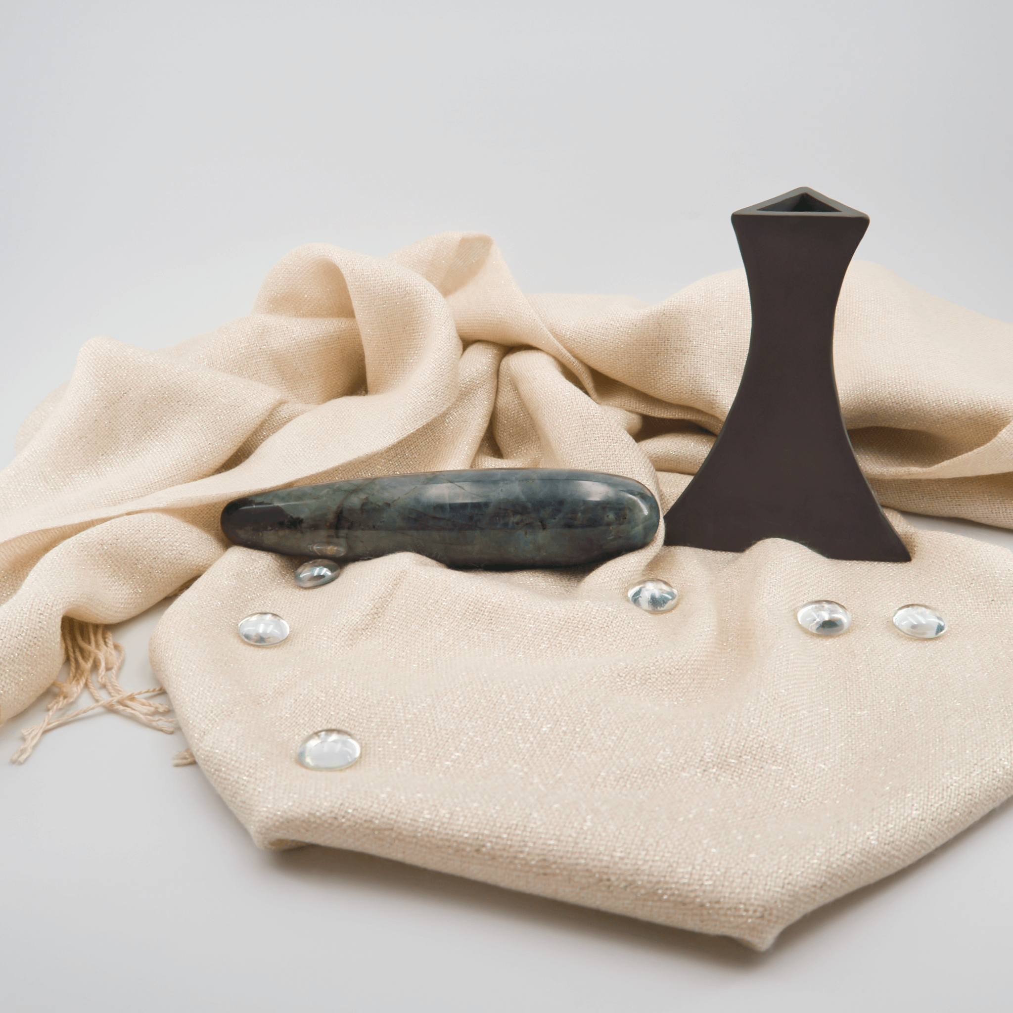 Taperella-L-yoni-wand